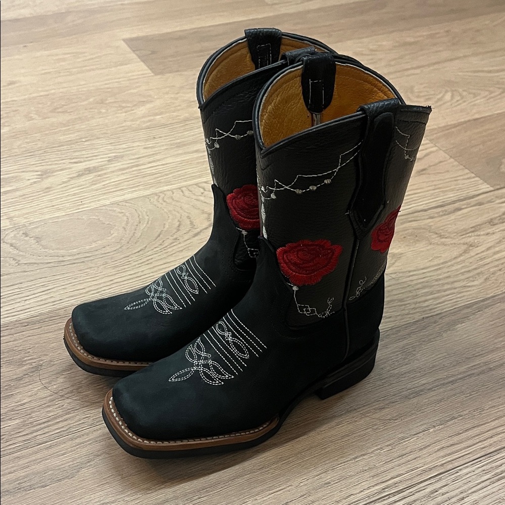 La Sierra Black Cowboy Boots with Red Rose Embroidery